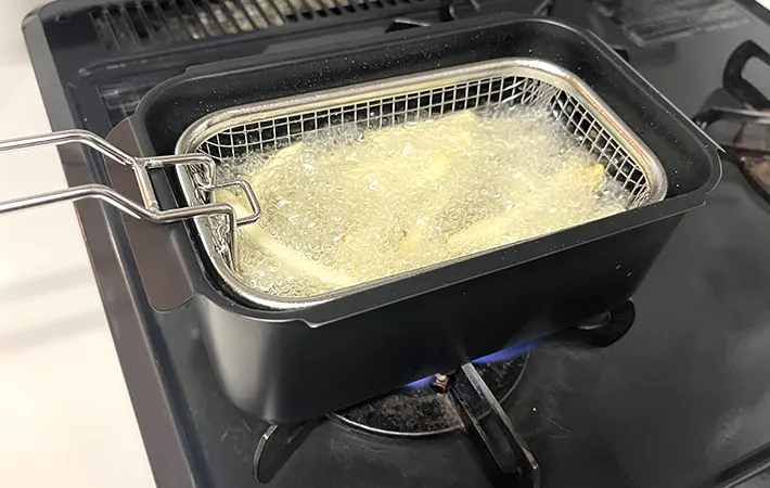 和平フレイズ『角型揚げざる』を使ってポテトを揚げる様子