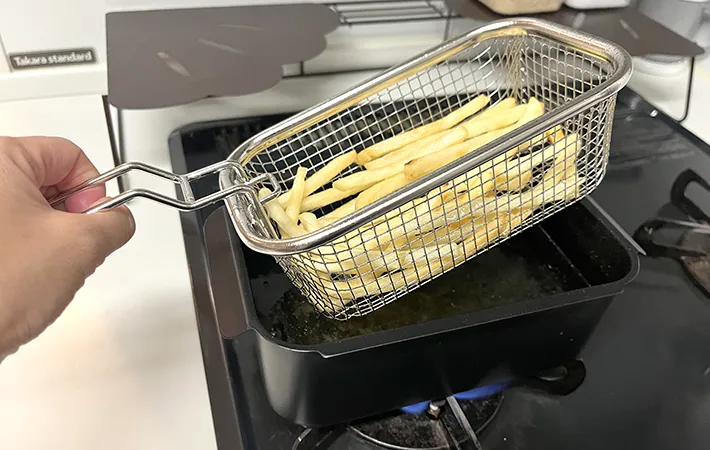 和平フレイズ『角型揚げざる』を使ってポテトを揚げる様子