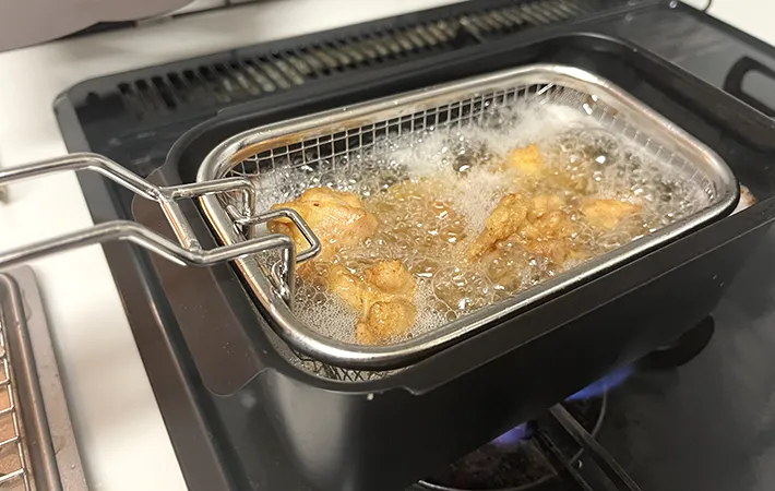 和平フレイズ『角型揚げざる』を使って唐揚げを二度揚げ